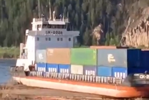 Поселок в Якутии остался без еды - теплоход, который вез продукты, сел на мель