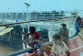 Взболтать, но не смешивать: круизный лайнер попал в шторм у берегов Флориды