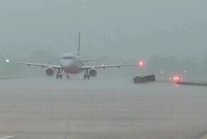 Молния ударила в самолет с пассажирами в США