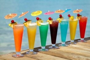 Англичанин на курорте Ямайки захотел выпить все коктейли из меню - и умер