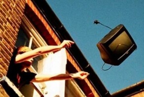 В Санкт-Петербурге мужчина чуть не покалечил прохожих, выбросив из окна телевизор
