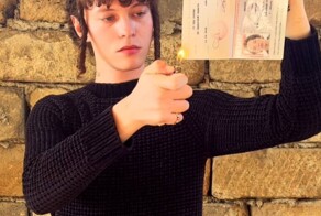 Певец Шарлот застрял в Ереване, так как сжег российский паспорт, чтобы улететь в Киев. А другого у него не оказалось