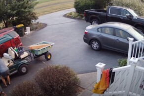 Американке пришлось побегать за укатившимся гольф-каром