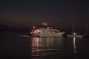 Во Владивостоке судно врезалось в стоящую у причала парусную яхту