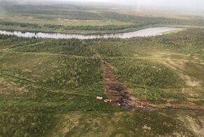 В Коми нефтесодержащая жидкость вылилась в реку