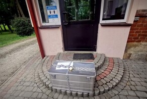 Неизвестный мужчина оставил металлический ящик возле сиротского приюта