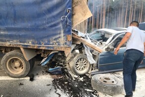 BMW врезался в стоящий на обочине грузовик