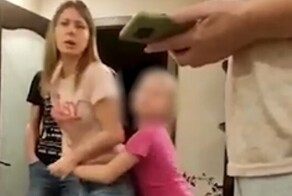 Мать девочки, показавшей сигнал о помощи во время съёмок, рассказала, что показать его попросили сами журналисты