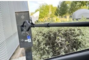 Вместо правого руля Tesla дарит британцам палку-хваталку