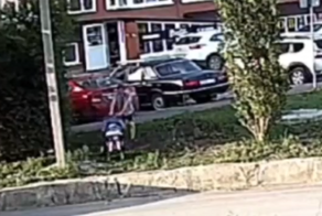 В Омске мужчина уронил коляску с ребёнком с высокого бордюра