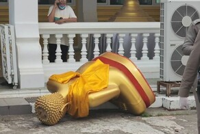 На рабочих упала статуя Будды, приносящая удачу