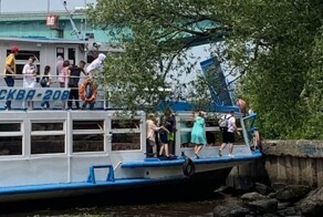 Круизный теплоход врезался в бетонный пирс в Ярославле