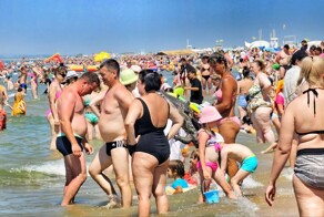 "На пляжах Анапы закончились даже стоячие места". Как проходит сезон отпусков на отечественных курортах