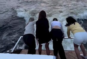 Девушка упала в реку во время прогулки на катере