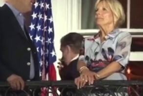 "Мне нужно добавить или я усну": во время празднования Дня независимости на балконе Белого дома заметили нюхающего Хантера Байдена