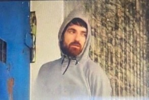 Неадекватный мужчина с ножами ранил двух полицейских