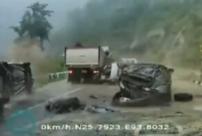 Камнепад обрушился на автомобильную пробку в Индии