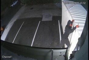 В Калифорнии вор-гурман прорезал на крыше магазина дыру и вынес самое дорогое вино, ликёр и виски