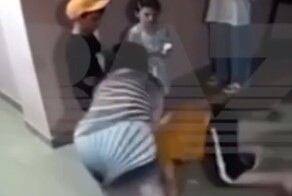 В Дагестане женщина поставила на колени соседского ребёнка