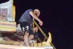 Российский турист забрался и 4 часа просидел на пагоде в Таиланде