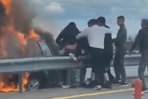 В Казахстане водителя вытащили из горящей машины, разрезав ремень безопасности