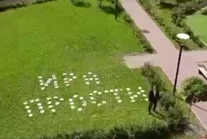 В Петербурге молодой человек выложил фразу «Ира, прости» из 77 пирожных