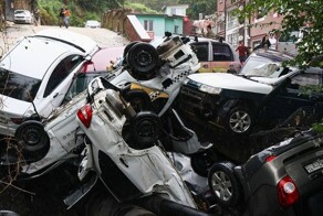 В Сочи около десяти машин унесло потоком воды из-за ливней