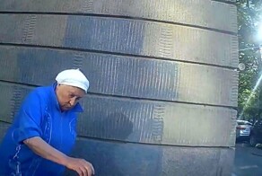 Бабушка прямо на капоте машины написала послание