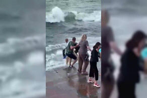 В Севастополе прохожие спасли парня, которого чуть не унесло в море