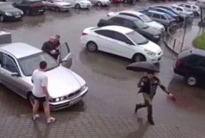 В Кирове мужчина на BMW посреди улицы устроил стрельбу из обреза