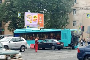 В Петербурге у автобуса вывалился двигатель из-за проезда по яме