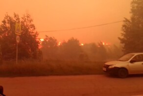 Мощный лесной пожар перекинулся на небольшое уральское село