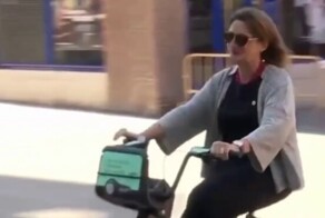 Министр экологии Испании гордо приехала на саммит на велосипеде, но прокололась