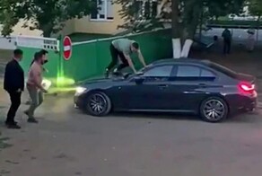 Жители башкирского села пытались разбить BMW приезжих, пристававших к девушкам