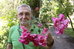 81-летний воронежец на пенсию покупает саженцы для городского сквера