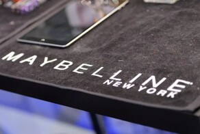 Кто в восторге от Maybelline? Производитель косметики попал в скандал после рекламы с бородатым трансом