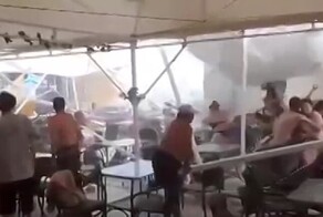 Порыв ветра сорвал палатку в прибрежном кафе