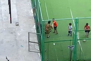 Пожилая женщина избила мальчика за то, что тот попал мячом в ее внука