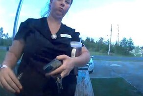 Женщина попыталась открыть дверь в доме, приложив ключи как рабочий пропуск