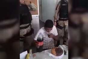 Полиция пришла арестовывать этого парня прямо на его день рождения, предварительно спев ему «Happy Birthday»