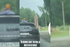 Пассажир Porsche на ходу высунул собаку в окно и проехал так по трассе