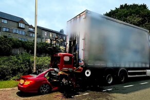 Водитель Mercedes врезался в неподвижный грузовик на скорости 95 км/ч и чудом остался жив