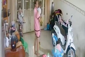 Женщина спасла своего ребёнка за мгновение до обрушения потолка