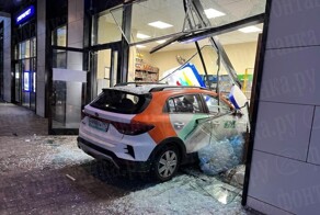 Каршеринг влетел в витрину алкомаркета