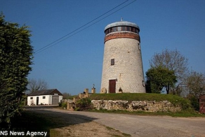 Ветряная мельница превратилась в дом (5 фото)