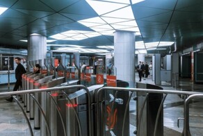 Женщина со злости разбила створку турникета в метро