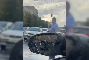 Прохожий с зонтом развел машины в пробке вместо регулировщика