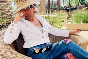 74-летнюю женщину осуждают за слишком откровенный стиль для её возраста