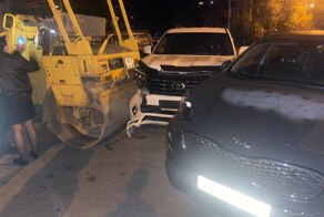 Молодой человек дважды за день угнал каток для укладки асфальта и разбил несколько автомобилей