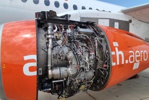 Российский самолёт Superjet 100 в полёте потерял часть обшивки